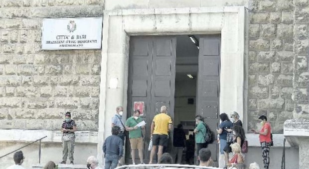 Bari, tutti insieme in pensione e l'ufficio Anagrafe va in tilt: mancano 40 funzionari in cinque municipi