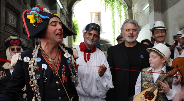 Napoli - 'O ghinness, la sfilata più lunga dei musicisti della posteggia napoletana
