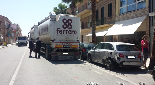 Potenza Picena, camionista si sente male e si schianta contro sei auto