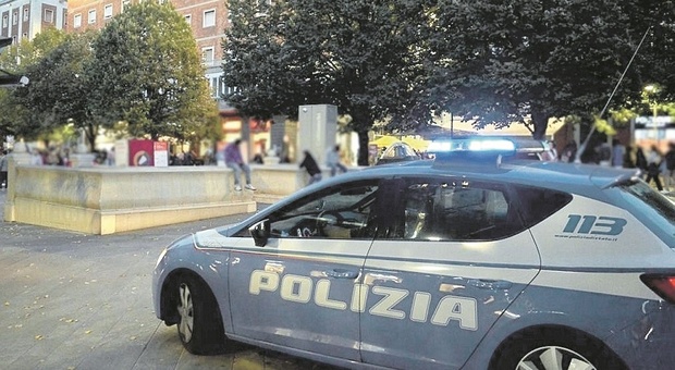 Due fermati in piazza Roma, Volante accerchiata dal branco di ragazzini: testate e minacce
