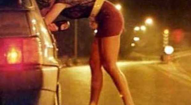 Politico beccato con una prostituta in auto "Non lo sapevo, le ho dato un passaggio..."