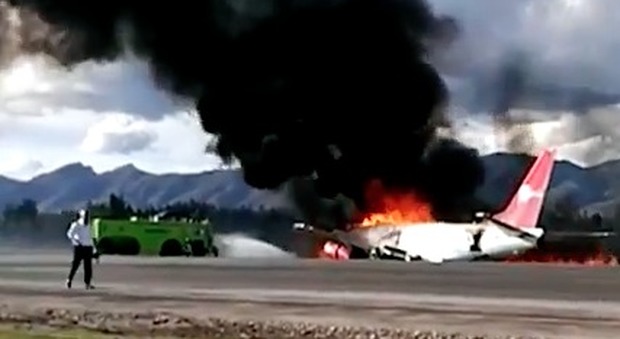 Perù, aereo esce fuori pista durante l'atterraggio e si incendia: sui social i video choc dei passeggeri