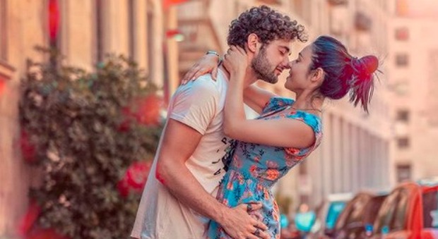 L'amore sul set di «Un posto al sole»: Niko e Rossella festeggiano il primo anniversario