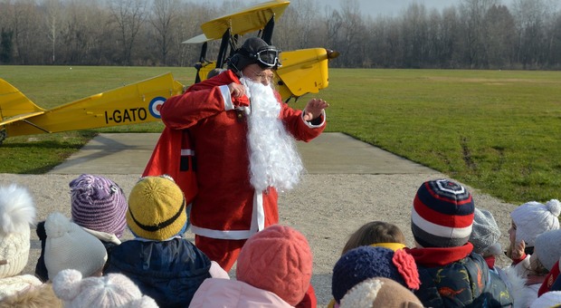 La festa al campo volo di Nervesa con il Babbo Natale volante