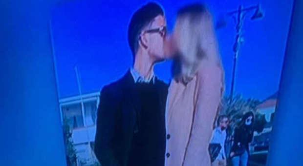 Fidanzati si baciano in strada, multati di 400 euro. «Non rispettate regole di distanziamento»