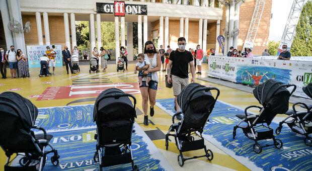 Giffoni e l'iniziativa del bonus bebè: un passeggino per 75 famiglie