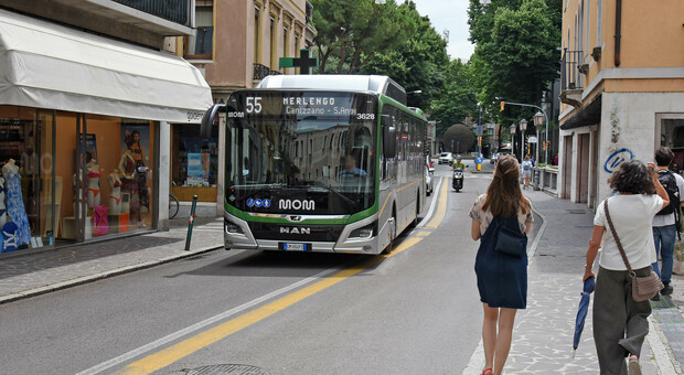 Aumenta il costo del biglietto dell'autobus Mom a Treviso, sconti per chi li compra online