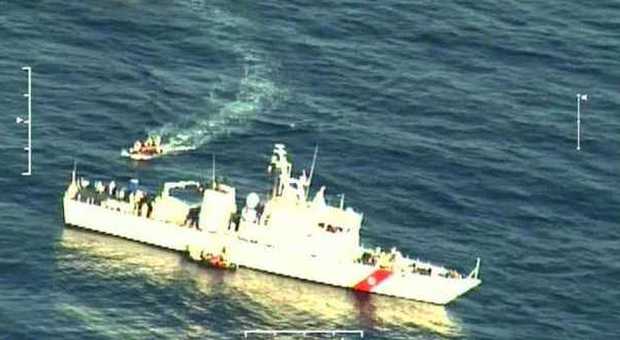 Migranti, scafisti libici sparano a guardia costiera per riprendersi barcone soccorso