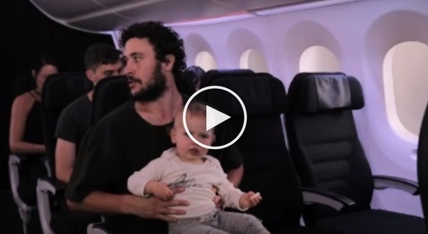 "Come si viaggia con un bambino piccolo", la guida del papà è esilarante -Guarda
