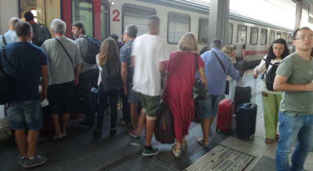 Intercity in ritardo, 150 minuti d’attesa in stazione esplode l’ira dei viaggiatori