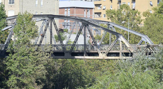 Arrestato un uomo accusato di aver rubato un ponte di 18 metri negli Stati Uniti