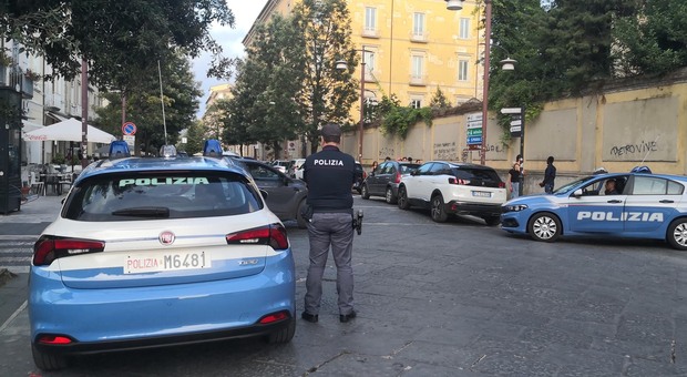 Polizia nel centro storico di Napoli