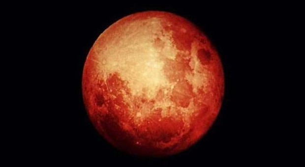 Superluna rossa ed eclissi, doppio spettacolo stanotte: come vederlo e cosa accadrà
