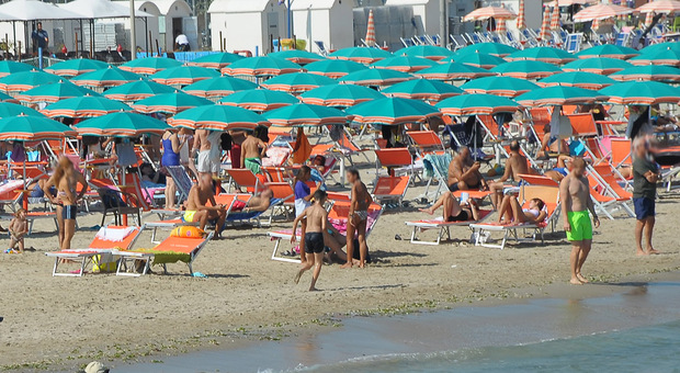 L’estate in spiaggia parte il 30 aprile, cancellate le distanze per ombrelloni e lettini