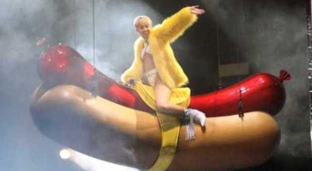 Concerto super hot per Miley Cyrus sculacciata e a cavallo di un hot dog