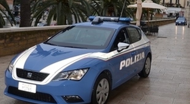 Trovano uno zaino con 5.500 euro e lo consegnano alla polizia. Due giovani ricevono una ricompensa dal legittimo proprietario