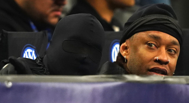 Kanye West a San Siro per Inter-Atletico, in tribuna in incognito: una  maschera nera per nascondersi. Ecco perché la indossa