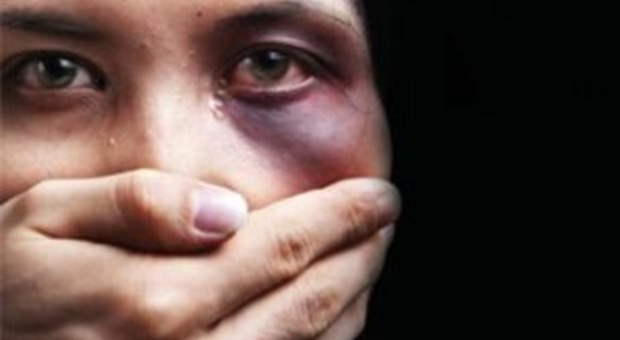 Orrore nel Napoletano: violenta la moglie davanti ai figli piccoli, arrestato