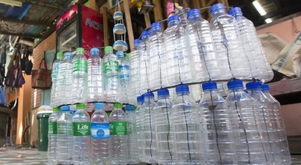 Il ministro dell'Ambiente Costa: «Vietare bottiglie di plastica negli edifici pubblici»