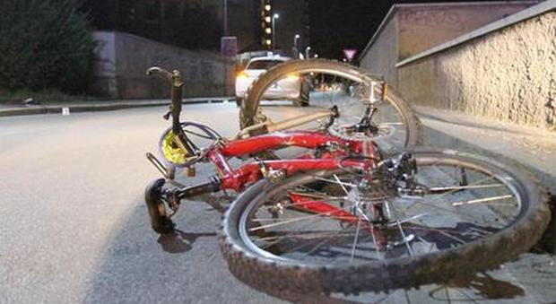 Milano, ciclista investito da un'auto: sbalzato per diversi metri, è grave