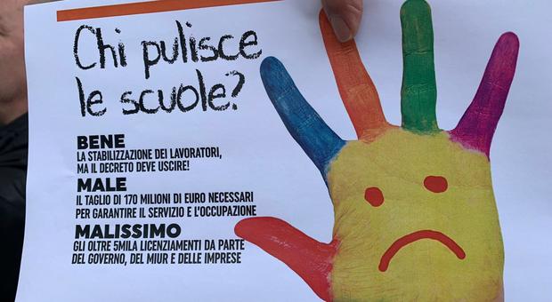 Scuole sporche a Napoli, la minaccia dei genitori: «I nostri figli resteranno a casa»