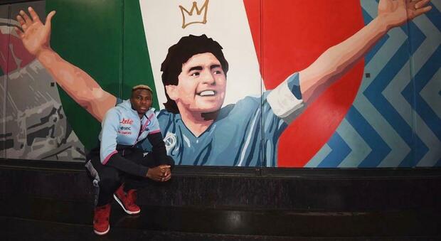 Osimhen, omaggio a Maradona: sui social la foto con il suo murales