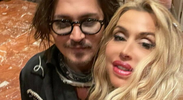 Johnny Depp fa impazzire Roma: Valeria Marini pubblica l'invidiato selfie «stellare»