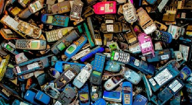 Il pianeta dei cellulari: nel 2025 il numero dei telefonini sarà il doppio di quello degli uomini. Emergenza rifiuti