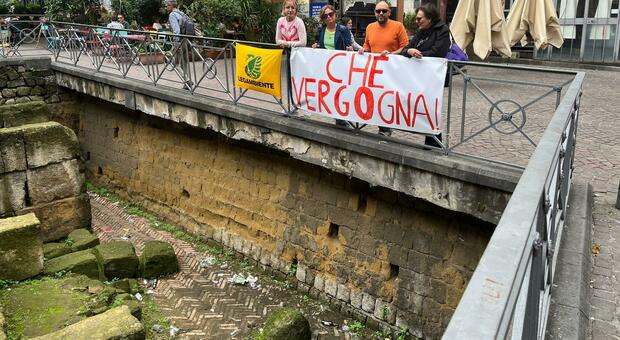Piazza Bellini a Napoli, Legambiente espone uno striscione per denunciare il degrado