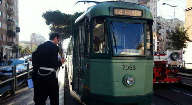 Roma, mamma e bimba di 6 mesi investite da un tram mentre attraversano la strada