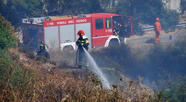 Paura per gli incendi a Montecorvino: l'appello del prete