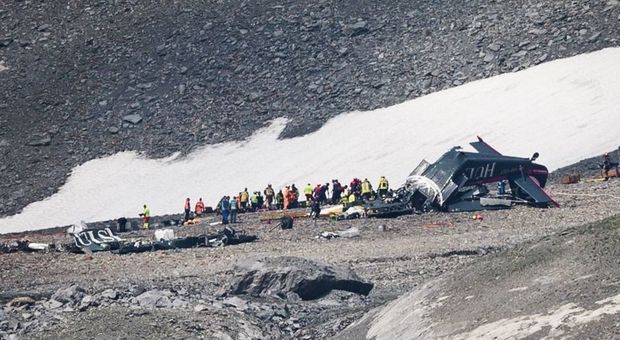 Aereo turistico d'epoca cade sulle Alpi svizzere: 20 morti