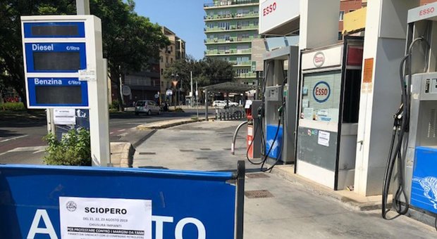 Sciopero dei benzinai in Sardegna, centinaia chiusi per tre giorni: i turisti restano a piedi