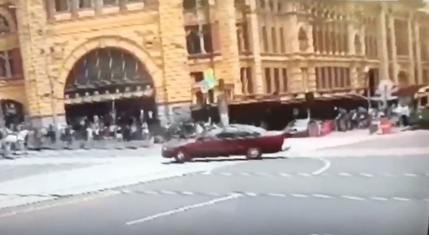 Melbourne, auto finisce tra la folla: almeno tre morti e 20 feriti