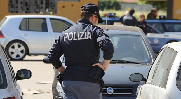 Roma, aizzano il cane contro i poliziotti: arrestati due fidanzati per spaccio di droga e soldi falsi