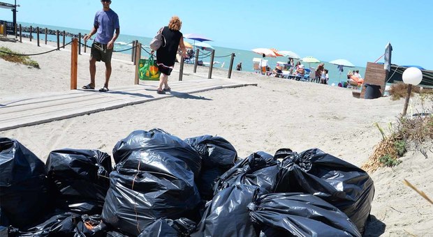Wwf e ragazzi insieme: ripulite dalla plastica e dai rifiuti la duna e la spiaggia di Focene