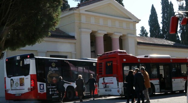 I bus davanti all'ingresso principale del cimitero di Benevento