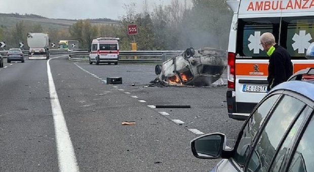 Orvieto, incidente sull'A1: auto si ribalta e prende fuoco