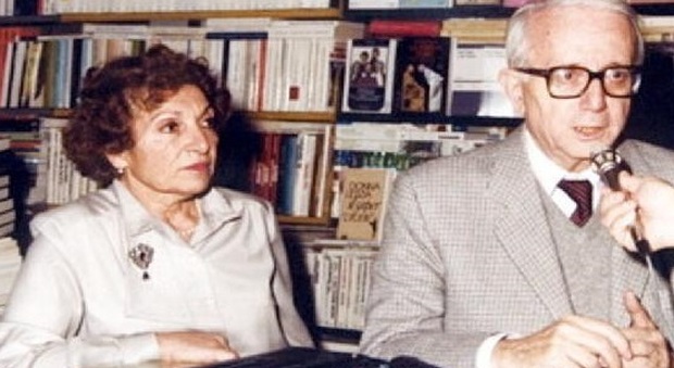 Annita Tarantola con Enzo Biagi durante uno dei mille incontri con gli autori nella sua libreria