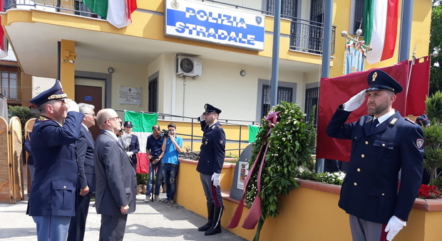 Nola, il distaccamento della polizia stradale intitolato all'assistente Francesco Prata, vittima del dovere