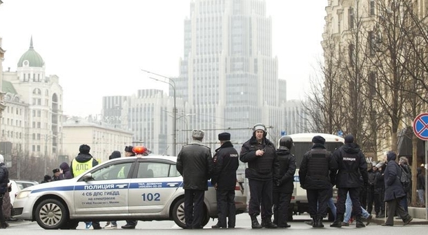 Allarmi bomba a Mosca, quattromila persone evacuate da 10 centri commerciali