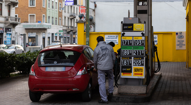 Benzina e diesel, i prezzi aumentano ancora: la verde in media sfiora gli 1,89 euro al litro per il self