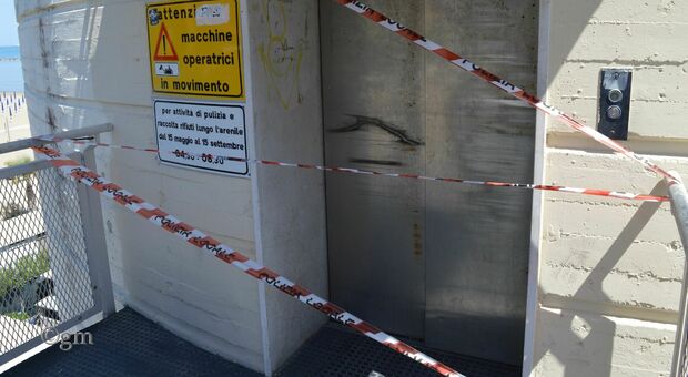 L'ascensore danneggiato dai vandali FOTO MARINELLI