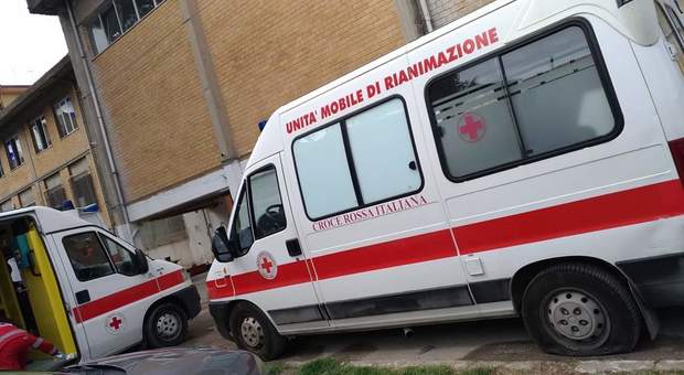 Pneumatici tagliati all'ambulanza della Cri: «È un'intimidazione»