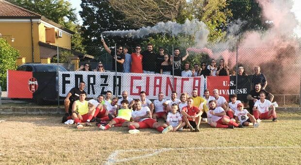 Giocatori, tecnici e tifosi della Rivarese con lo striscione dedicato al dirigente all'ospedale