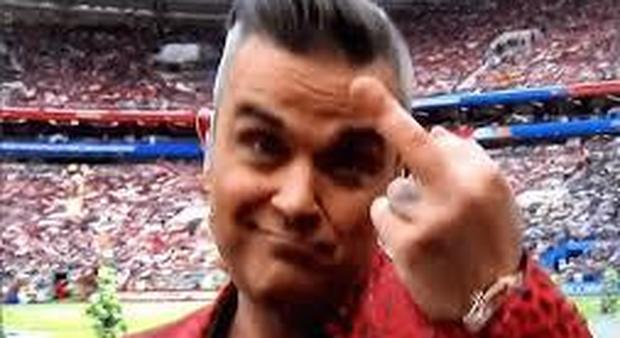 Russia 2018, Robbie Williams choc: dito medio in diretta tv durante la cerimonia inaugurale