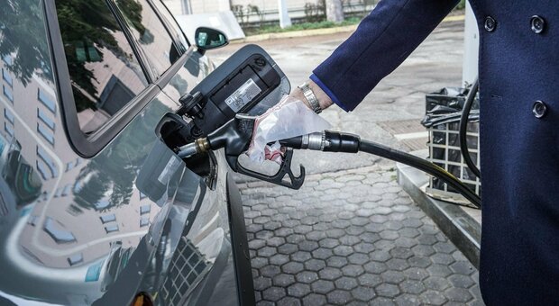Prezzi dei carburanti alle stelle trainati dal petrolio