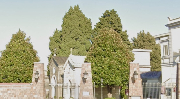 Truffe dei loculi al cimitero di Casoria-Casavatore ed Arzano, in tre assolti per prescrizione
