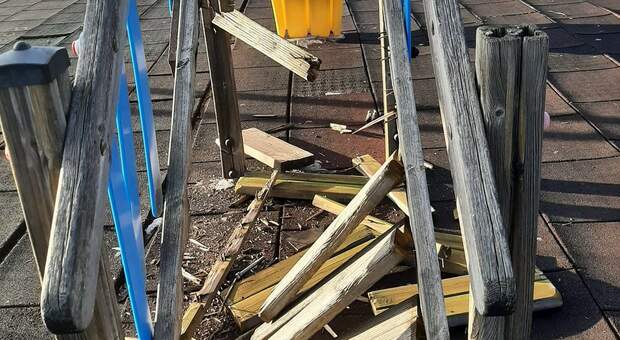 A Campoloniano parco-giochi preso di mira dai vandali: distrutto uno scivolo. Foto