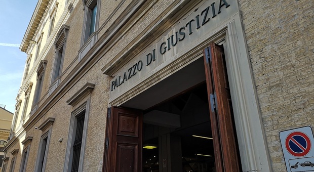 Ancona, dehor abusivo nella tutelata piazza Diaz: a processo il geometra progettista